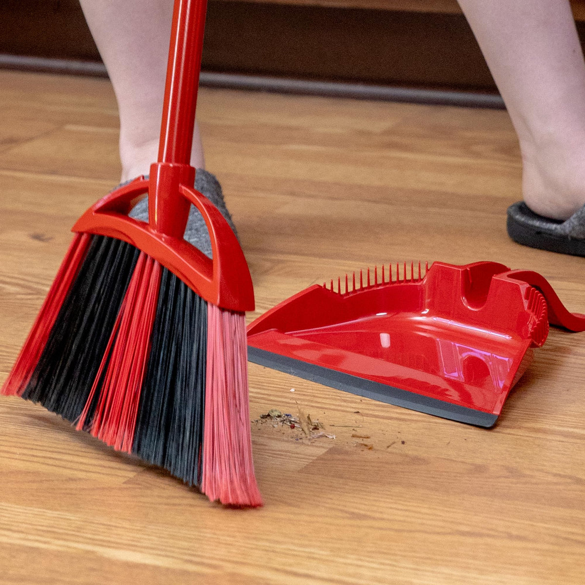 O-Cedar Pet Pro Broom with Step-On Dustpan | Removes Over 99% of Dust & Dirt in One Sweep | Removes 3X More Pet Hair | Quiet Cleaning Tool for Cat and Dog Owners