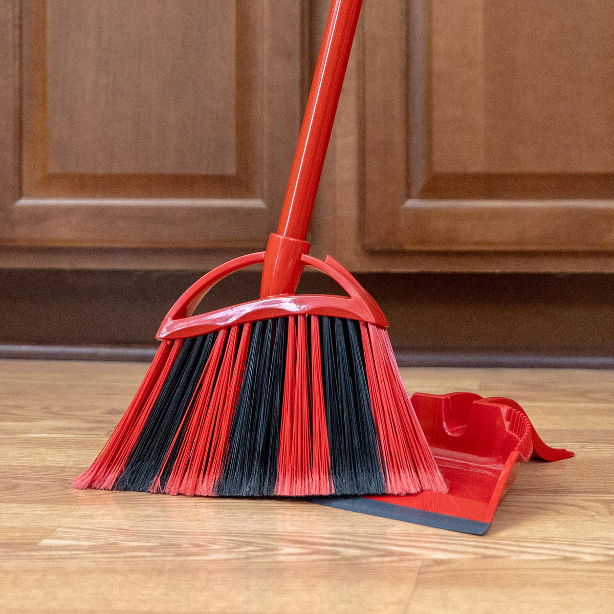 O-Cedar Pet Pro Broom with Step-On Dustpan | Removes Over 99% of Dust & Dirt in One Sweep | Removes 3X More Pet Hair | Quiet Cleaning Tool for Cat and Dog Owners